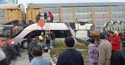 Autob�s de pasajeros es embestido por tren en Atlacomulco