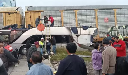 Autob�s de pasajeros es embestido por tren en Atlacomulco