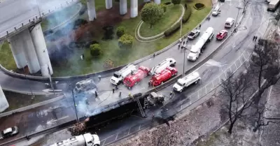 Explosi�n de una pipa de gas abajo del puente de la Concordia en la alcald�a Izt