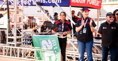 Claudia Agat�n banderazo de arranque de la Baja 400