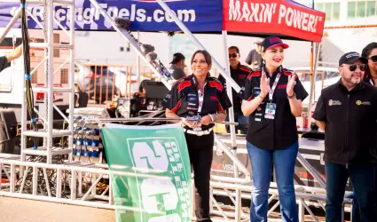 Claudia Agat�n banderazo de arranque de la Baja 400