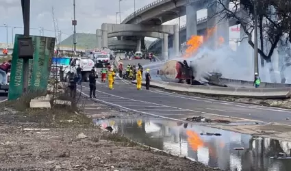 Explosi�n de una pipa de gas abajo del puente de la Concordia en la alcald�a Izt