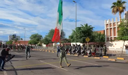 Desfile C�vico-Militar conmemorativo de los 215 a�os de la Independencia de M�xi