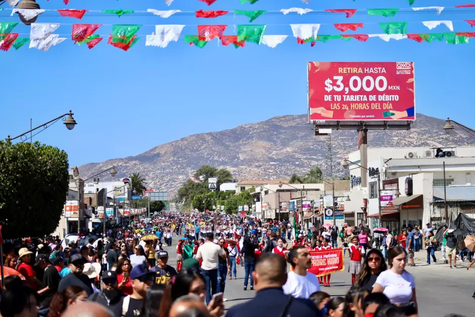 Desfile c�vico de Tecate por el 215 aniversario de la Independencia de M�xico