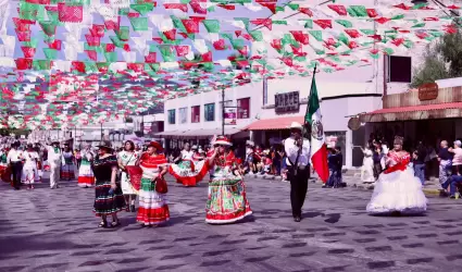 Desfile c�vico de Tecate por el 215 aniversario de la Independencia de M�xico