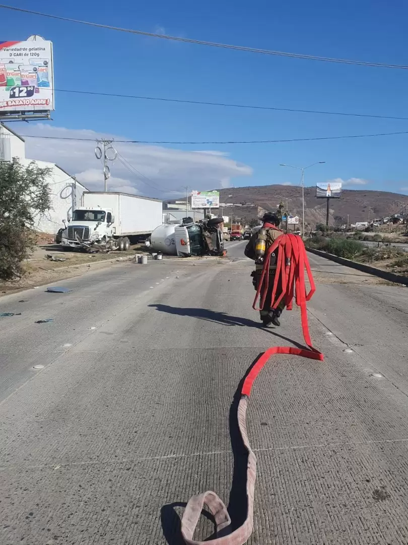 Volcadura de pipa de gas en V�a R�pida