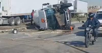 Volcadura de pipa de gas en V�a R�pida