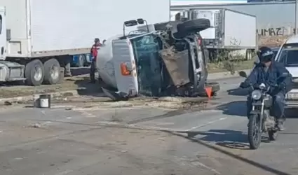 Volcadura de pipa de gas en V�a R�pida
