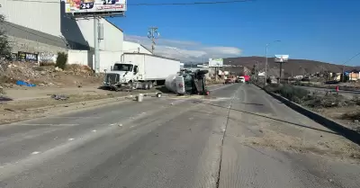 Volcadura de pipa de gas en V�a R�pida