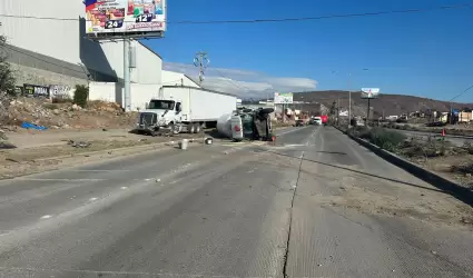 Volcadura de pipa de gas en V�a R�pida