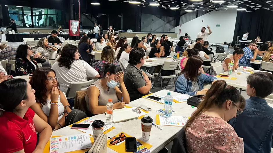 Taller "Metodolog�a de la ense�anza del idioma ingl�s apegado a la NEM"