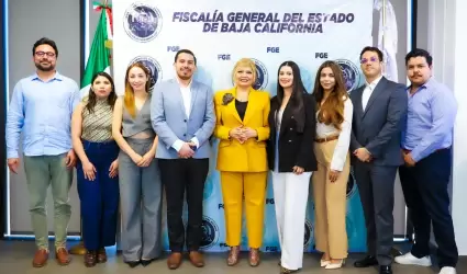Fiscal General se re�ne con j�venes empresarios de Canacintra