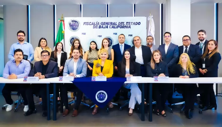Fiscal General se re�ne con j�venes empresarios de Canacintra