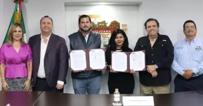 Firma de contrato de donaci�n en apoyo a asociaciones civiles