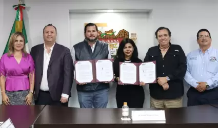 Firma de contrato de donaci�n en apoyo a asociaciones civiles