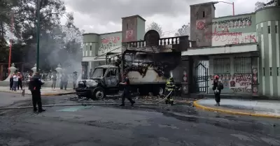 Normalistas derriban puerta del Campo Militar 1 e incendian cami�n