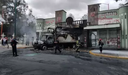 Normalistas derriban puerta del Campo Militar 1 e incendian cami�n