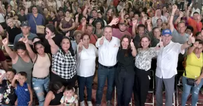 Antonio Astiazar�n sostiene encuentro con familias de la colonia Pueblitos