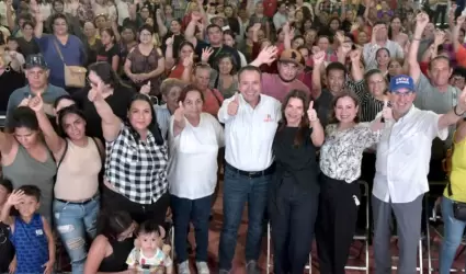 Antonio Astiazar�n sostiene encuentro con familias de la colonia Pueblitos