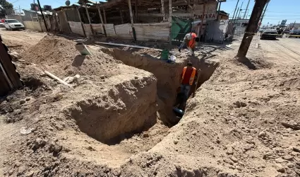 Reponen tuber�a de agua potable en Pueblo Nuevo