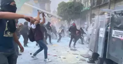 Enfrentamiento entre polic�as de la SSC y contingente de la marcha del 2 de octu