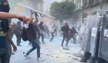 Enfrentamiento entre polic�as de la SSC y contingente de la marcha del 2 de octu