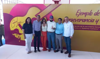 Entrega de reconocimiento a Car�n Le�n