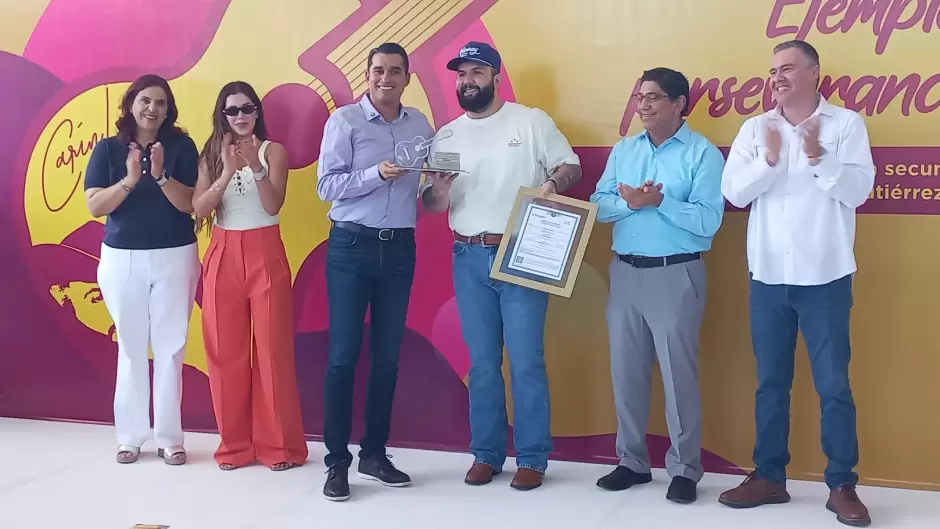 Entrega de reconocimiento a Car�n Le�n