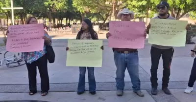 Familiares de ni�os accidentados se manifiestan frente a Palacio de Gobierno