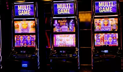 Miles de tragamonedas compiten; la portada puede definir todo.