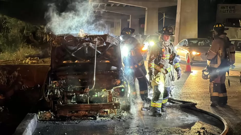 Incendian veh�culo sobre la Avenida Internacional