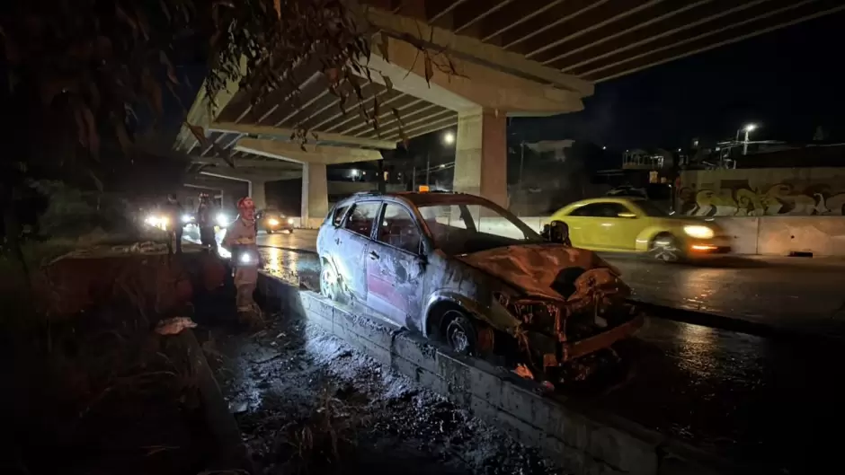 Incendian veh�culo sobre la Avenida Internacional