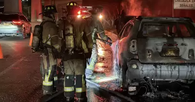 Se incendia veh�culo en la avenida Internacional, minutos despu�s del ataque con