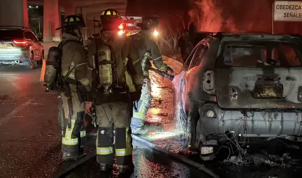 Se incendia veh�culo en la avenida Internacional, minutos despu�s del ataque con
