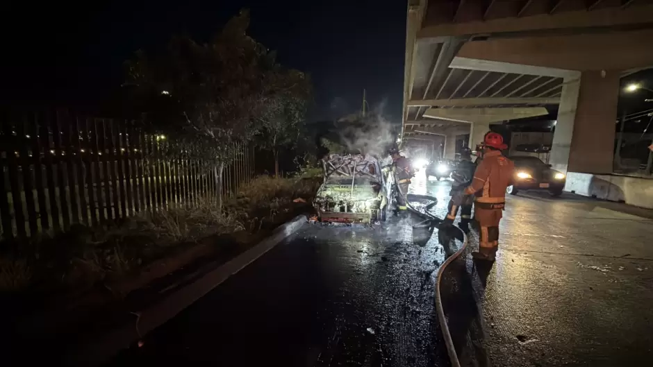 Se incendia veh�culo en la avenida Internacional, minutos despu�s del ataque con drones a la fiscal�a