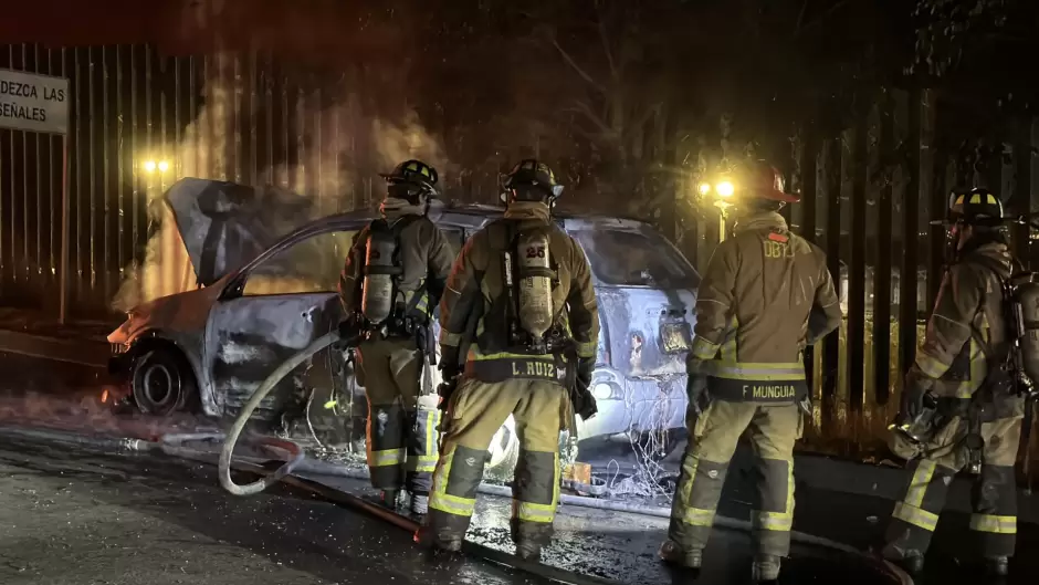 Se incendia veh�culo en la avenida Internacional, minutos despu�s del ataque con drones a la fiscal�a