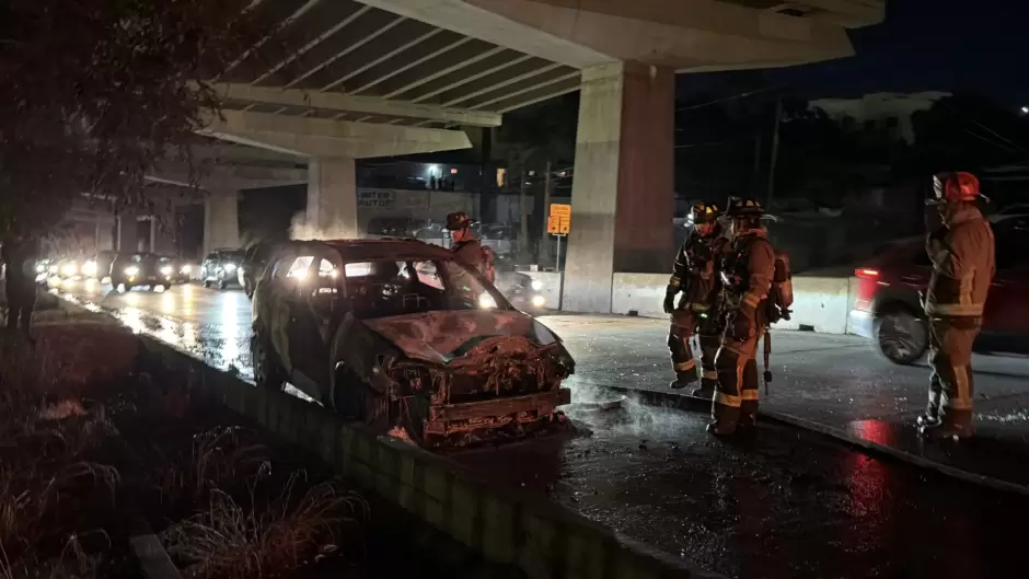 Se incendia veh�culo en la avenida Internacional, minutos despu�s del ataque con drones a la fiscal�a