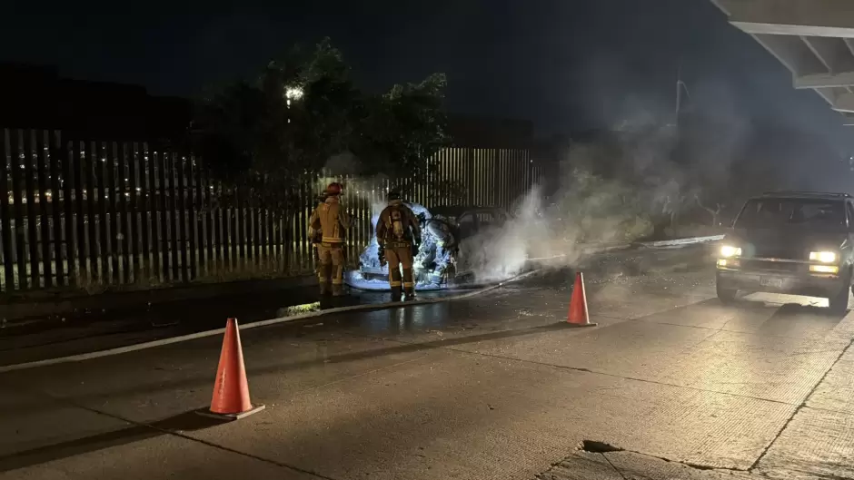 Se incendia veh�culo en la avenida Internacional, minutos despu�s del ataque con drones a la fiscal�a