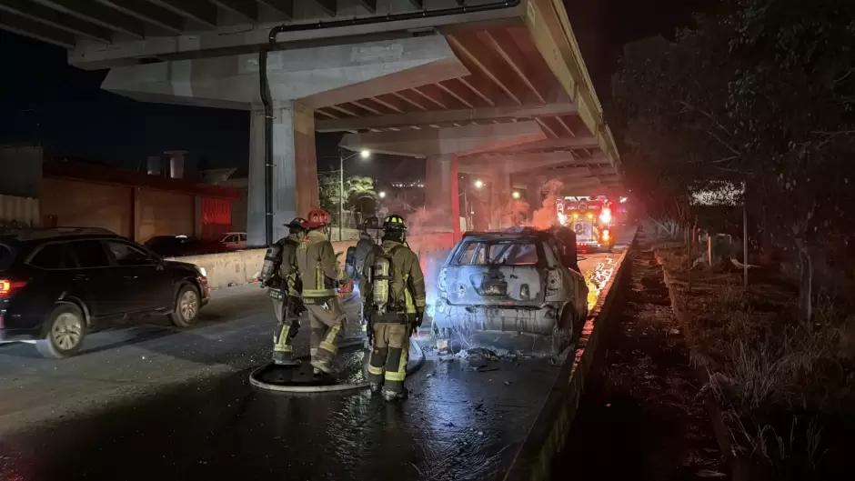 Se incendia veh�culo en la avenida Internacional, minutos despu�s del ataque con drones a la fiscal�a