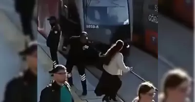 Guardia salva a mujer de ser arrollada por tranv�a en Turqu�a