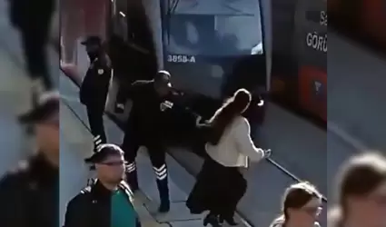 Guardia salva a mujer de ser arrollada por tranv�a en Turqu�a