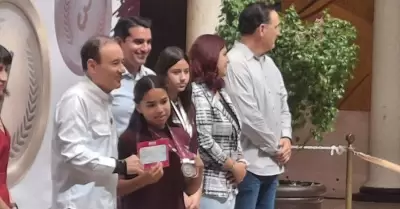 Entrega de becas a estudiantes que participaron en juegos nacionales de educaci�