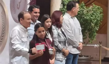 Entrega de becas a estudiantes que participaron en juegos nacionales de educaci�