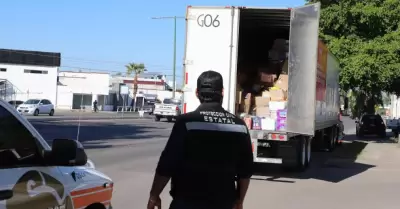 Tractocami�n con v�veres para damnificados de Veracruz