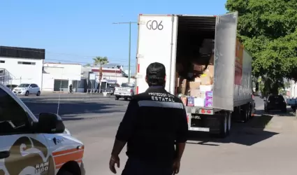 Tractocami�n con v�veres para damnificados de Veracruz