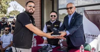 Entrega de equipo, uniformes y unidades a Protecci�n Civil