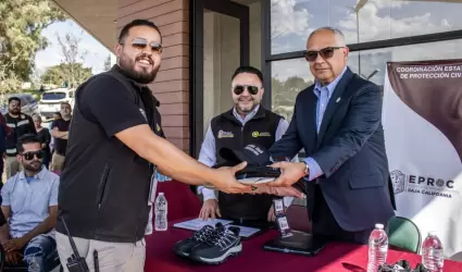 Entrega de equipo, uniformes y unidades a Protecci�n Civil