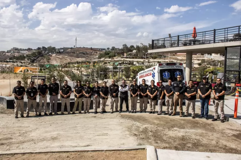 Entrega de equipo, uniformes y unidades a Protecci�n Civil