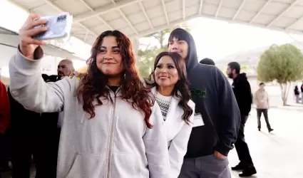 Claudia Agat�n promueve 6 obras educativas