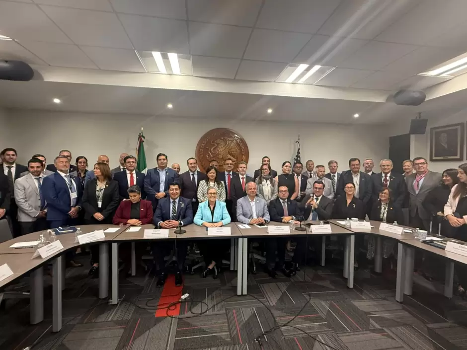 Baja California refuerza cooperaci�n econ�mica con Arizona en encuentro industrial en Ciudad de M�xico